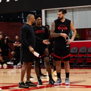 开云体育官网-火箭队替补席变脸！外线大闸回归，1人再被雪藏，2阵5虎攻防兼备